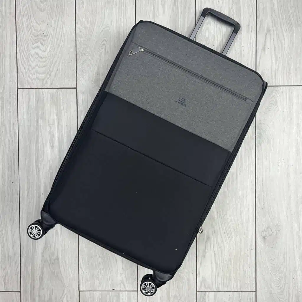 מזוודה גדולה אפורה