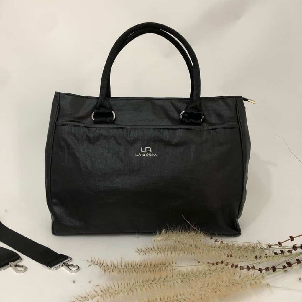 תיק לפטופ שחור רטוב