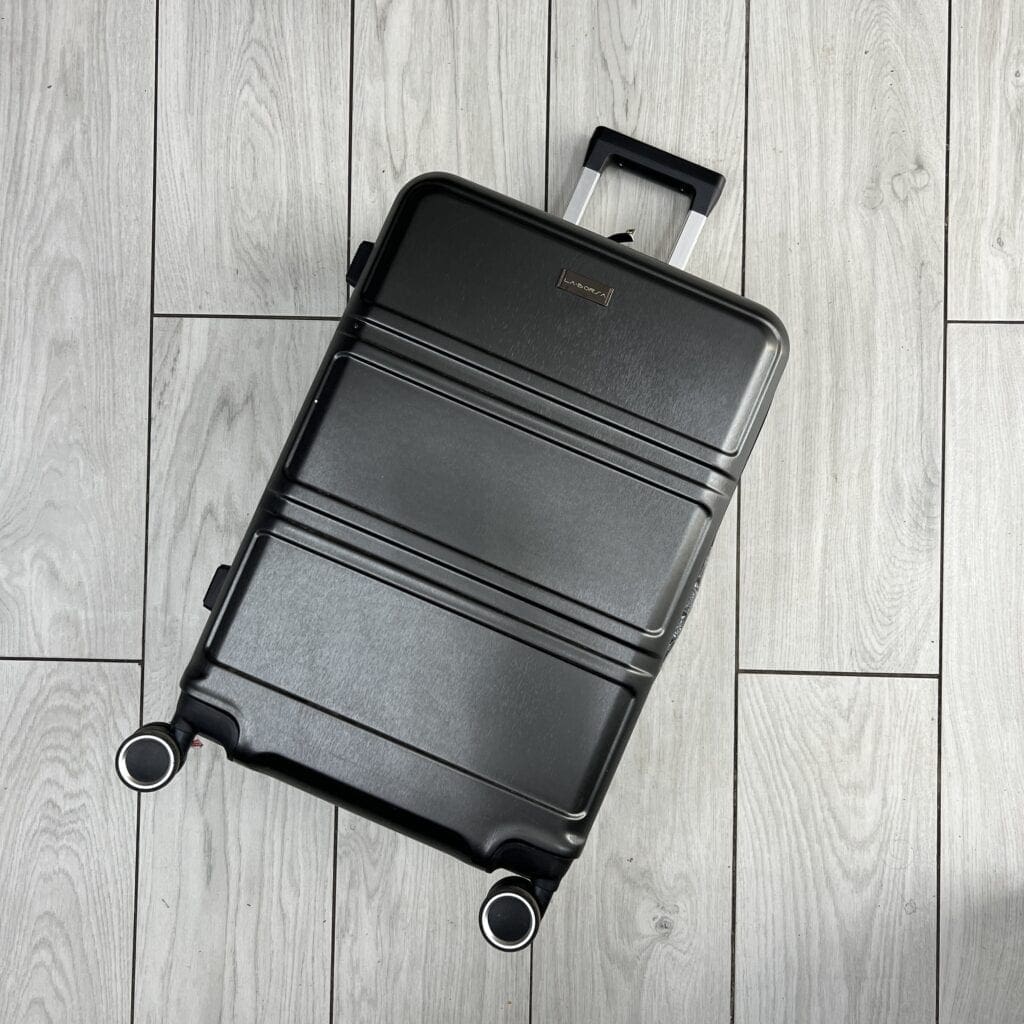 מזוודה קשיחה שחורה
