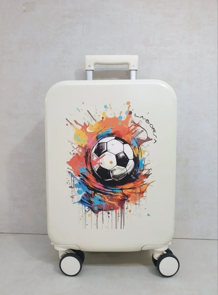 מזוודת כדורגל לילדים XS בצבע לבן עם הדפס כדורגל וגלגלים מבית לה בורסה